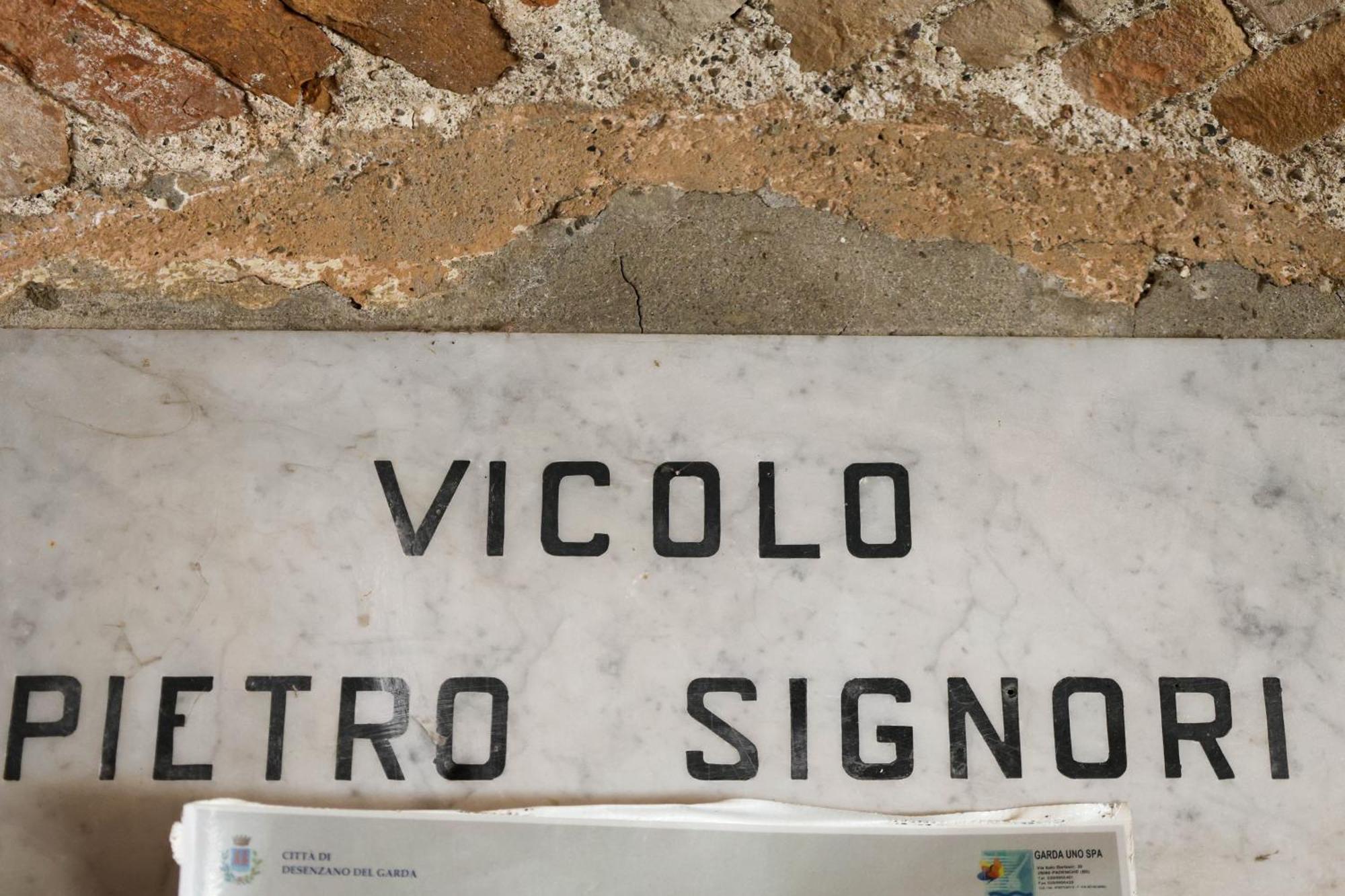 Vicolo Dei Signori Apartment เดเซนซาโนเดลการ์ดา ภายนอก รูปภาพ