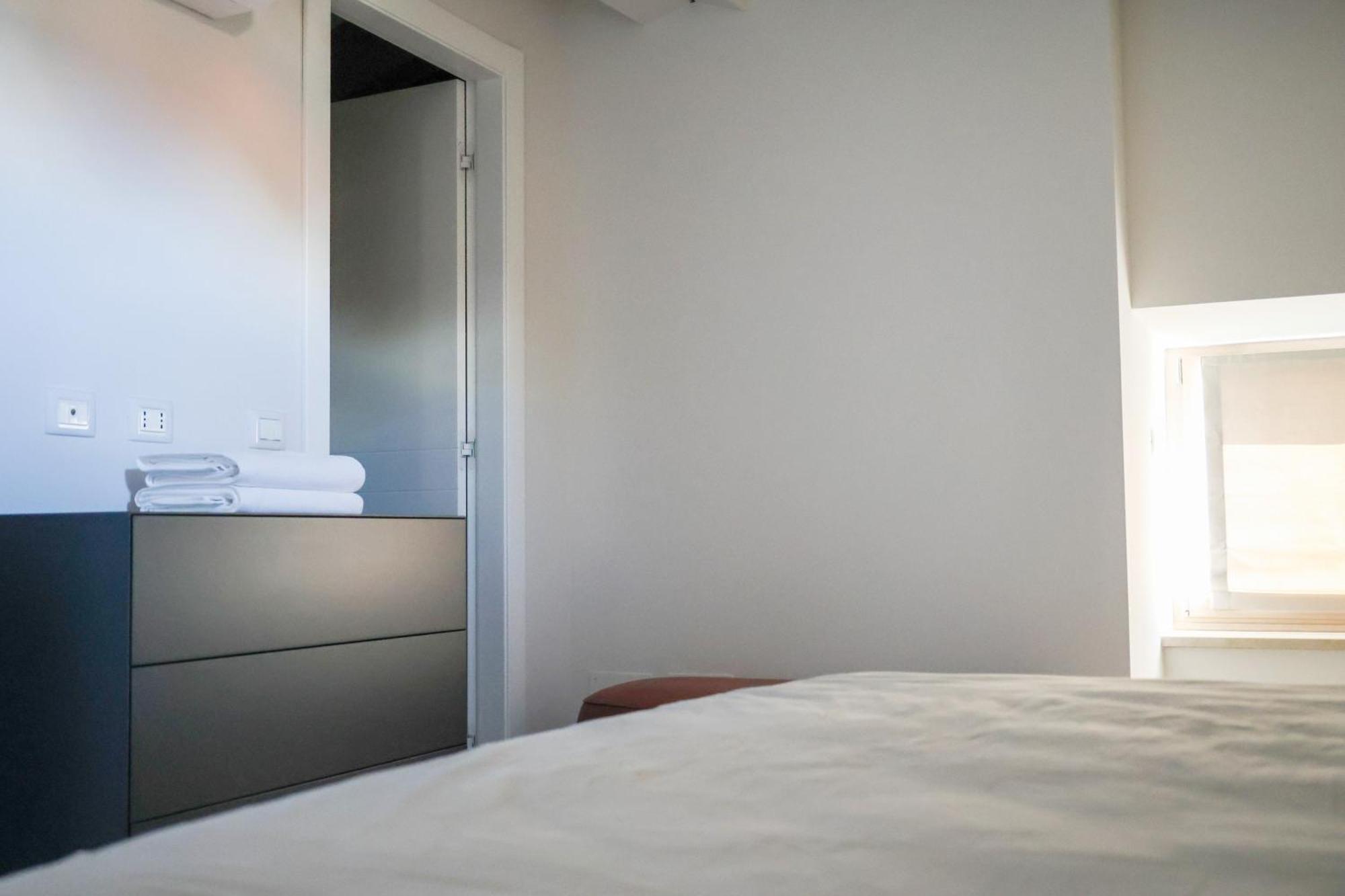 Vicolo Dei Signori Apartment เดเซนซาโนเดลการ์ดา ภายนอก รูปภาพ